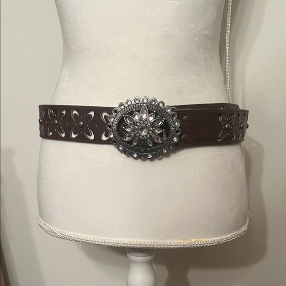 Brown Leather Western Belt with Rhinestone Floral Buckle – Boho Cowgirl Style - Picture 2 of 12